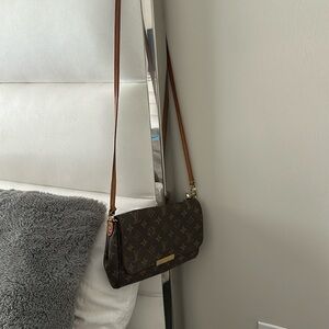 Louis Vuitton Cross body bag (real)
